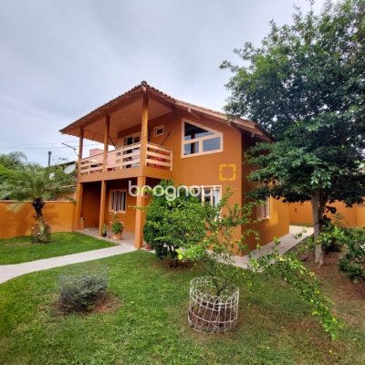 Casa com 192m², 5 quartos (sendo 1 suíte), 2 garagens, no bairro Rio Tavares em Florianópolis