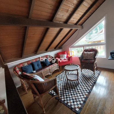 Casa com 192m², 5 quartos (sendo 1 suíte), 2 garagens, no bairro Rio Tavares em Florianópolis