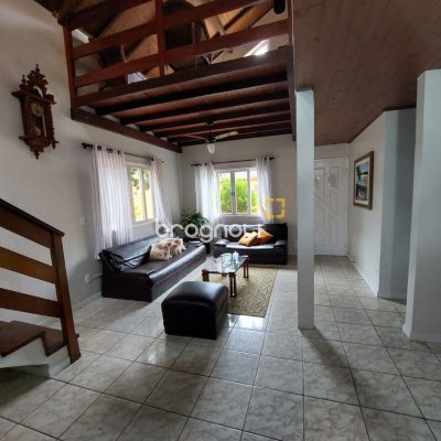 Casa com 192m², 5 quartos (sendo 1 suíte), 2 garagens, no bairro Rio Tavares em Florianópolis