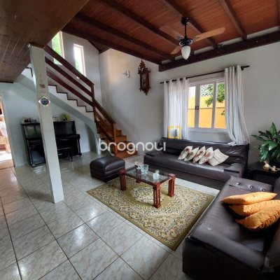 Casa com 192m², 5 quartos (sendo 1 suíte), 2 garagens, no bairro Rio Tavares em Florianópolis
