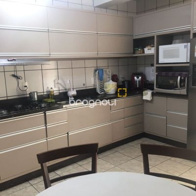 Casa com 192m², 5 quartos (sendo 1 suíte), 2 garagens, no bairro Rio Tavares em Florianópolis