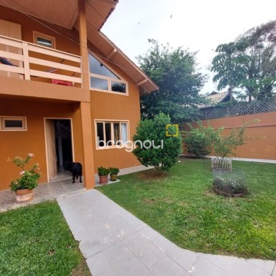 Casa com 192m², 5 quartos (sendo 1 suíte), 2 garagens, no bairro Rio Tavares em Florianópolis