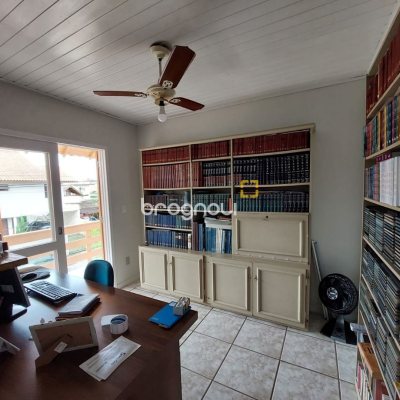 Casa com 192m², 5 quartos (sendo 1 suíte), 2 garagens, no bairro Rio Tavares em Florianópolis