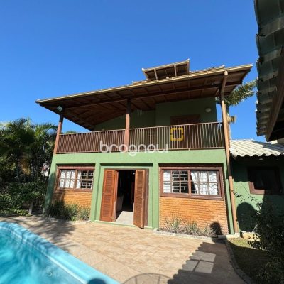 Casa com 203m², 4 quartos (sendo 2 suítes), 5 garagens, no bairro Campeche em Florianópolis