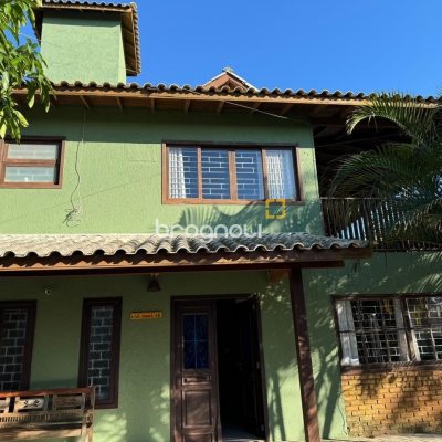 Casa com 203m², 4 quartos (sendo 2 suítes), 5 garagens, no bairro Campeche em Florianópolis