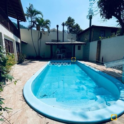 Casa com 203m², 4 quartos (sendo 2 suítes), 5 garagens, no bairro Campeche em Florianópolis