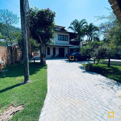 Casa com 203m², 4 quartos (sendo 2 suítes), 5 garagens, no bairro Campeche em Florianópolis