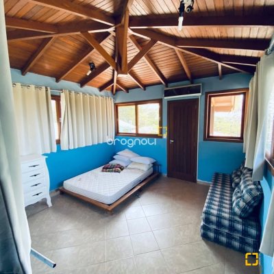 Casa com 203m², 4 quartos (sendo 2 suítes), 5 garagens, no bairro Campeche em Florianópolis