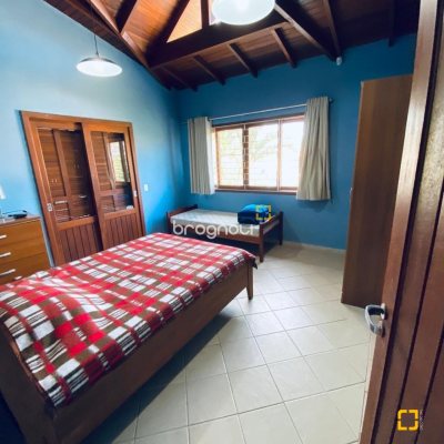 Casa com 203m², 4 quartos (sendo 2 suítes), 5 garagens, no bairro Campeche em Florianópolis