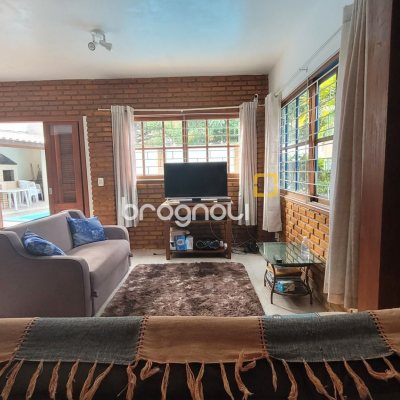 Casa com 203m², 4 quartos (sendo 2 suítes), 5 garagens, no bairro Campeche em Florianópolis