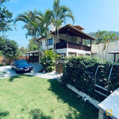 Casa com 203m², 4 quartos (sendo 2 suítes), 5 garagens, no bairro Campeche em Florianópolis