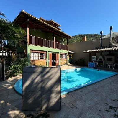 Casa com 203m², 4 quartos (sendo 2 suítes), 5 garagens, no bairro Campeche em Florianópolis