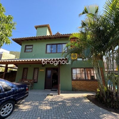 Casa com 203m², 4 quartos (sendo 2 suítes), 5 garagens, no bairro Campeche em Florianópolis
