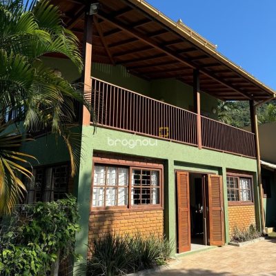 Casa com 203m², 4 quartos (sendo 2 suítes), 5 garagens, no bairro Campeche em Florianópolis