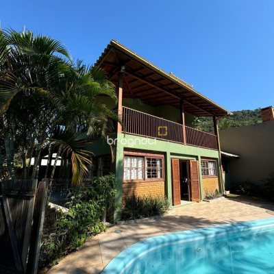 Casa com 203m², 4 quartos (sendo 2 suítes), 5 garagens, no bairro Campeche em Florianópolis