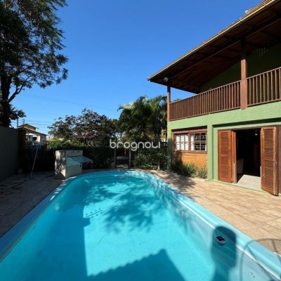 Casa com 203m², 4 quartos (sendo 2 suítes), 5 garagens, no bairro Campeche em Florianópolis