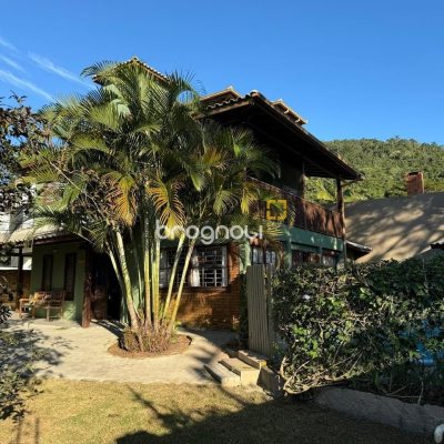 Casa com 203m², 4 quartos (sendo 2 suítes), 5 garagens, no bairro Campeche em Florianópolis