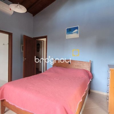 Casa com 203m², 4 quartos (sendo 2 suítes), 5 garagens, no bairro Campeche em Florianópolis