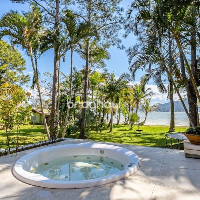 Casa com 350m², 4 quartos (sendo 3 suítes), 3 garagens, no bairro Praia Mole em Florianópolis