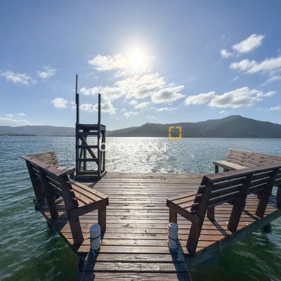 Casa com 350m², 4 quartos (sendo 3 suítes), 3 garagens, no bairro Praia Mole em Florianópolis