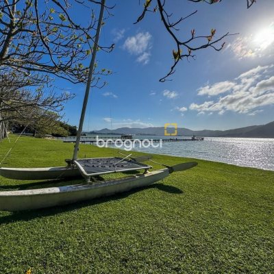 Casa com 350m², 4 quartos (sendo 3 suítes), 3 garagens, no bairro Praia Mole em Florianópolis
