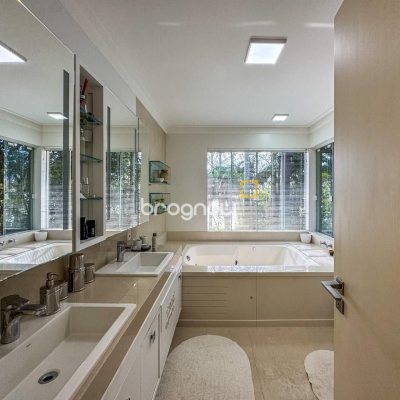 Casa com 350m², 4 quartos (sendo 3 suítes), 3 garagens, no bairro Praia Mole em Florianópolis