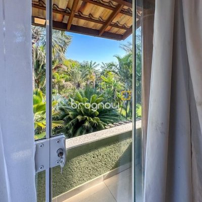 Casa com 350m², 4 quartos (sendo 3 suítes), 3 garagens, no bairro Praia Mole em Florianópolis