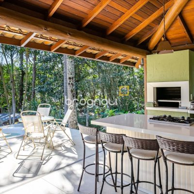 Casa com 350m², 4 quartos (sendo 3 suítes), 3 garagens, no bairro Praia Mole em Florianópolis