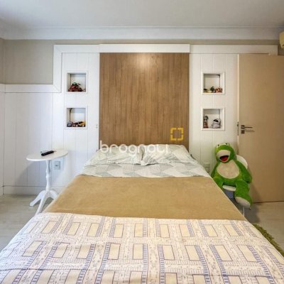 Casa com 350m², 4 quartos (sendo 3 suítes), 3 garagens, no bairro Praia Mole em Florianópolis