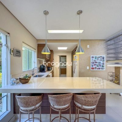Casa com 350m², 4 quartos (sendo 3 suítes), 3 garagens, no bairro Praia Mole em Florianópolis