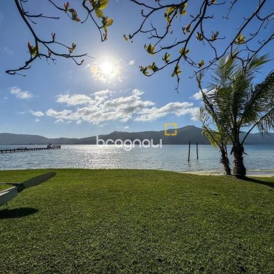 Casa com 350m², 4 quartos (sendo 3 suítes), 3 garagens, no bairro Praia Mole em Florianópolis