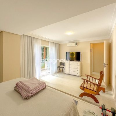 Casa com 350m², 4 quartos (sendo 3 suítes), 3 garagens, no bairro Praia Mole em Florianópolis