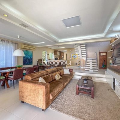 Casa com 350m², 4 quartos (sendo 3 suítes), 3 garagens, no bairro Praia Mole em Florianópolis