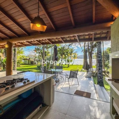 Casa com 350m², 4 quartos (sendo 3 suítes), 3 garagens, no bairro Praia Mole em Florianópolis