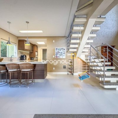 Casa com 350m², 4 quartos (sendo 3 suítes), 3 garagens, no bairro Praia Mole em Florianópolis