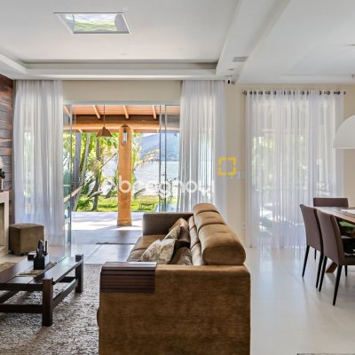 Casa com 350m², 4 quartos (sendo 3 suítes), 3 garagens, no bairro Praia Mole em Florianópolis