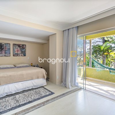Casa com 350m², 4 quartos (sendo 3 suítes), 3 garagens, no bairro Praia Mole em Florianópolis