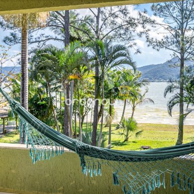Casa com 350m², 4 quartos (sendo 3 suítes), 3 garagens, no bairro Praia Mole em Florianópolis