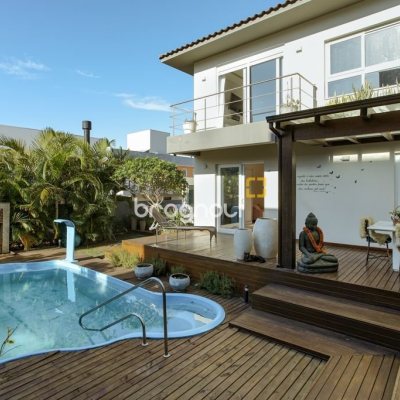 Casa com 340m², 3 quartos (sendo 2 suítes), 2 garagens, no bairro Rio Tavares em Florianópolis