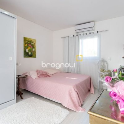 Casa com 340m², 3 quartos (sendo 2 suítes), 2 garagens, no bairro Rio Tavares em Florianópolis