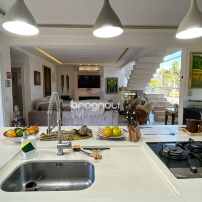 Casa com 340m², 3 quartos (sendo 2 suítes), 2 garagens, no bairro Rio Tavares em Florianópolis