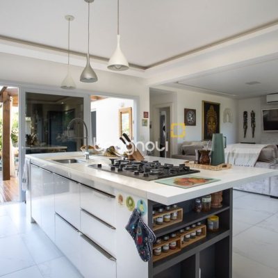 Casa com 340m², 3 quartos (sendo 2 suítes), 2 garagens, no bairro Rio Tavares em Florianópolis