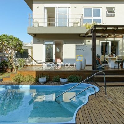 Casa com 340m², 3 quartos (sendo 2 suítes), 2 garagens, no bairro Rio Tavares em Florianópolis