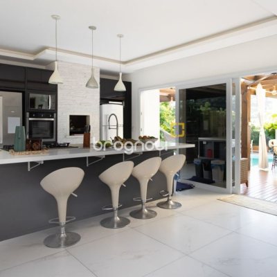 Casa com 340m², 3 quartos (sendo 2 suítes), 2 garagens, no bairro Rio Tavares em Florianópolis