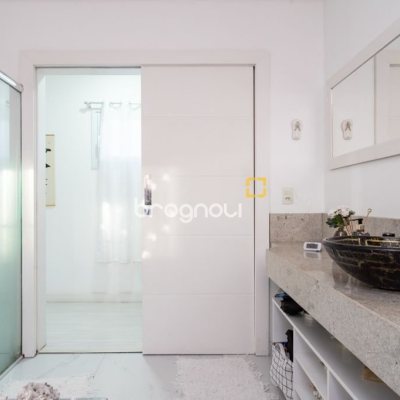 Casa com 340m², 3 quartos (sendo 2 suítes), 2 garagens, no bairro Rio Tavares em Florianópolis
