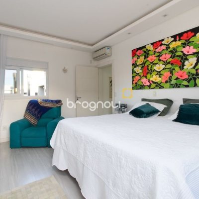 Casa com 340m², 3 quartos (sendo 2 suítes), 2 garagens, no bairro Rio Tavares em Florianópolis