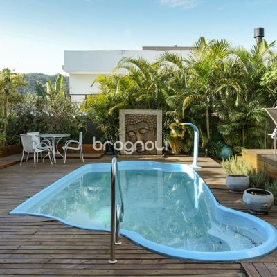 Casa com 340m², 3 quartos (sendo 2 suítes), 2 garagens, no bairro Rio Tavares em Florianópolis