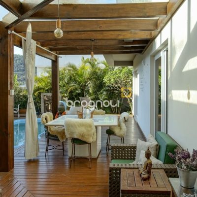 Casa com 340m², 3 quartos (sendo 2 suítes), 2 garagens, no bairro Rio Tavares em Florianópolis