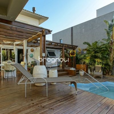 Casa com 340m², 3 quartos (sendo 2 suítes), 2 garagens, no bairro Rio Tavares em Florianópolis
