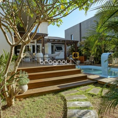 Casa com 340m², 3 quartos (sendo 2 suítes), 2 garagens, no bairro Rio Tavares em Florianópolis
